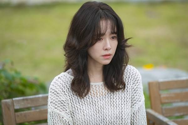 배우 한지민이 JTBC 토일드라마 ‘천국보다 아름다운’에서 섬세한 감정 연기로 인물의 복합적인 서사를 완벽히 소화하며 또 한 번 강렬한 인상을 남겼다.