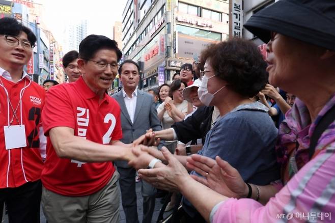 (광명=뉴스1) 이광호 기자 = 김문수 국민의힘 대통령 후보가 22일 경기 광명시 철산로데오거리에서 열린 유세에 참석해 지지를 호소하고 있다. (공동취재) 2025.5.22/뉴스1  Copyright (C) 뉴스1. All rights reserved. 무단 전재 및 재배포,  AI학습 이용 금지. /사진=(광명=뉴스1) 이광호 기자