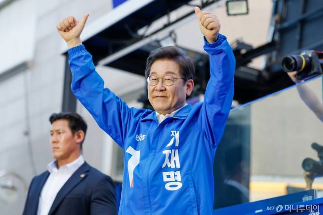 [천안=뉴시스] 조성봉 기자 = 이재명 더불어민주당 대선 후보가 25일 충남 천안시 동남구 천안 신부문화거리에서 열린  유세를 마친뒤 시민들에게 인사하고 있다. (공동취재) 2025.05.25. photo@newsis.com /사진=