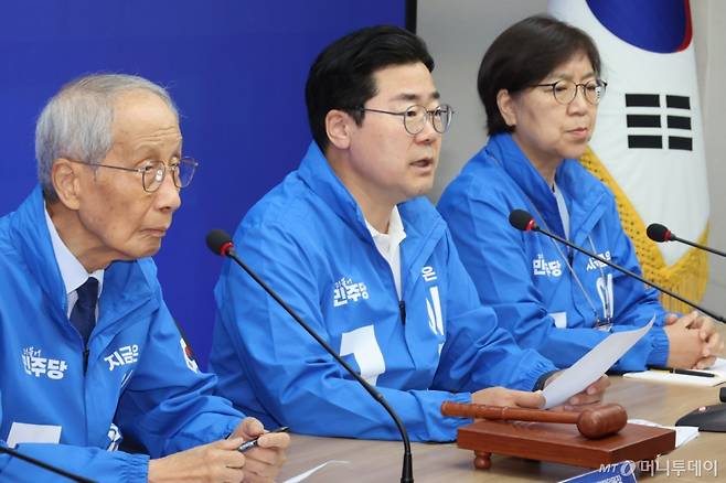 [서울=뉴시스] 조성우 기자 = 박찬대(가운데) 더불어민주당 상임총괄선거대책위원장이 26일 오전 서울 여의도 중앙당사에서 열린 중앙선거대책위원회의에서 발언하고 있다. 2025.05.26. xconfind@newsis.com /사진=조성우