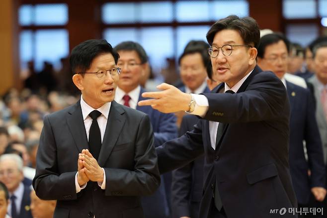 [단양=뉴시스]  김문수 국민의힘 대선 후보와 권성동 원내대표가 24일 오전 충북 단양군 구인사에서 열린 상월원각대조사 제51주기 열반대제에 참석하고 있다. 2025.05.24.