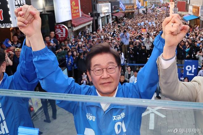 [천안=뉴시스] 조성봉 기자 = 이재명 더불어민주당 대선 후보가 25일 충남 천안시 동남구 천안 신부문화거리에서 열린  유세에서 시민들에게 지지를 호소하고 있다. (공동취재) 2025.05.25. photo@newsis.com /사진=