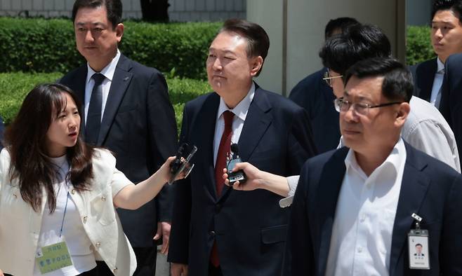 윤석열 전 대통령이 26일 서울 서초구 서울중앙지방법원에서 열린 내란 우두머리 혐의ㆍ직권남용 권리행사 방해 혐의 사건 5차 오전 공판을 마친 뒤 지지자들을 바라보며 차량으로 향하고 있다./사진=뉴스1