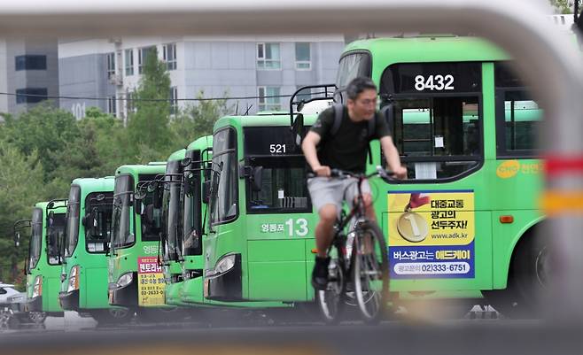 지난 22일 서울 시내 마을버스 차고지에 마을버스가 정차돼 있다. /사진=뉴스1