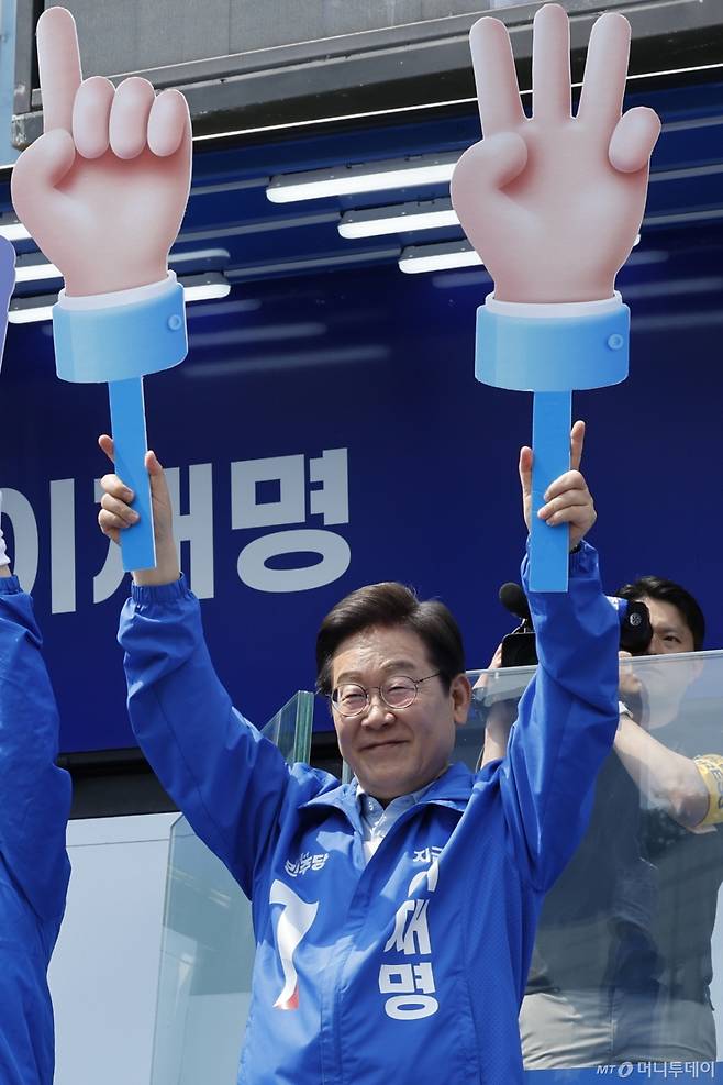 (용인=뉴스1) 안은나 기자 = 이재명 더불어민주당 대통령 후보가 26일 오후 경기 용인시 단국대학교 죽전캠퍼스 정문 앞을 찾아 123캠페인을 하고 있다.  123투표 캠페인은 12·3 내란을 123일 만에 국민 손으로 멈췄다는 의미로, 기호1번 이재명에게 3표가 더 필요하단 메시지를 담고 있다. 2025.5.26/뉴스1  Copyright (C) 뉴스1. All rights reserved. 무단 전재 및 재배포,  AI학습 이용 금지. /사진=(용인=뉴스1) 안은나 기자