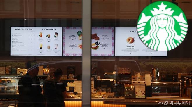 [서울=뉴시스] 추상철 기자 = 28일 오후 서울 시내 한 스타벅스에서 시민들이 음료를 주문하고 있다. 스타벅스 코리아는 28일 공지를 통해 다음 달 1일부터 아이스 음료 중 일부 커피가 아닌 음료 11종의 톨 사이즈 가격을 200원씩 인상한다고 밝혔다. 2024.10.28. scchoo@newsis.com /사진=추상철