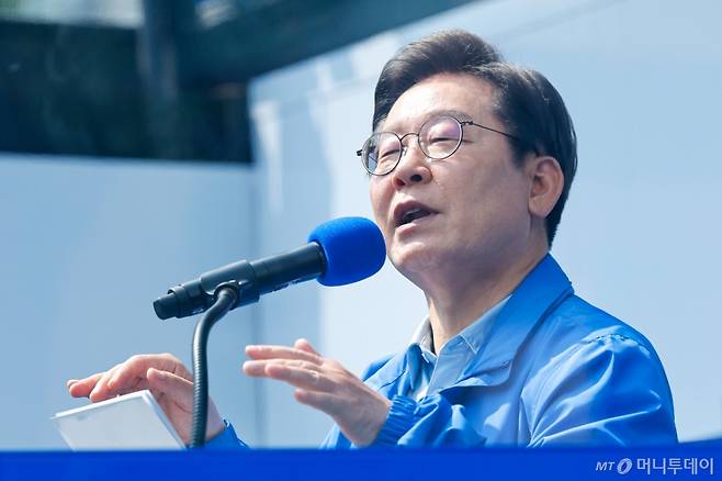 (용인=뉴스1) 안은나 기자 = 이재명 더불어민주당 대통령 후보가 26일 오후 경기 용인시 단국대학교 죽전캠퍼스 정문 앞을 찾아 지지를 호소하고 있다. 2025.5.26/뉴스1  Copyright (C) 뉴스1. All rights reserved. 무단 전재 및 재배포,  AI학습 이용 금지.