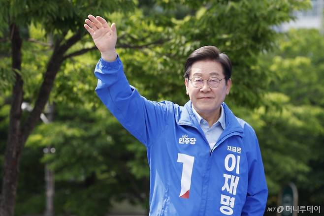 (용인=뉴스1) 안은나 기자 = 이재명 더불어민주당 대통령 후보가 26일 오후 경기 용인시 단국대학교 죽전캠퍼스 정문 앞을 찾아 지지를 호소하고 있다. 2025.5.26/뉴스1  Copyright (C) 뉴스1. All rights reserved. 무단 전재 및 재배포,  AI학습 이용 금지. /사진=(용인=뉴스1) 안은나 기자