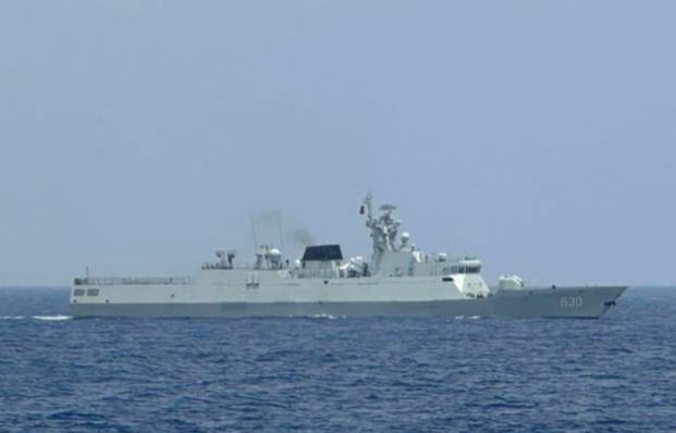 2023년 10월4일 남중국해의 분쟁 해역에서 중국 해군 전함이 보이고 있다. / AP=뉴시스