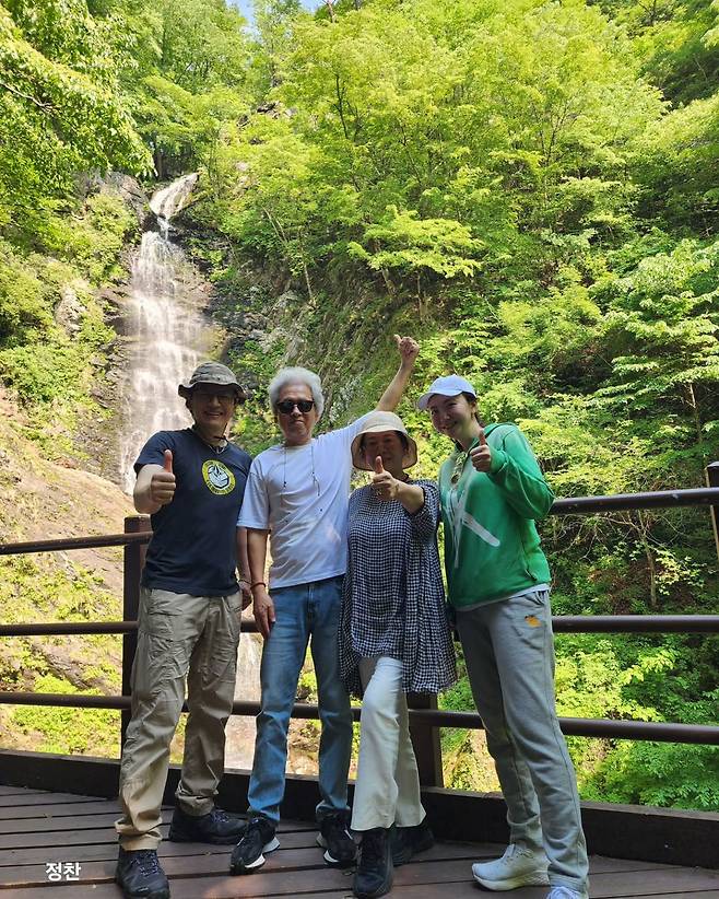 배우 정찬(사진 왼쪽부터)이 배우 박정수, 정을영 PD, 배우 임성언과 함께 찍은 사진을 지난 25일 자신의 인스타그램을 통해 공개했다. 남편의 사기 의혹으로 논란에 휩싸인 임성언의 근황이 정찬을 통해 전해져 눈길을 끈다. /사진=정찬 인스타그램