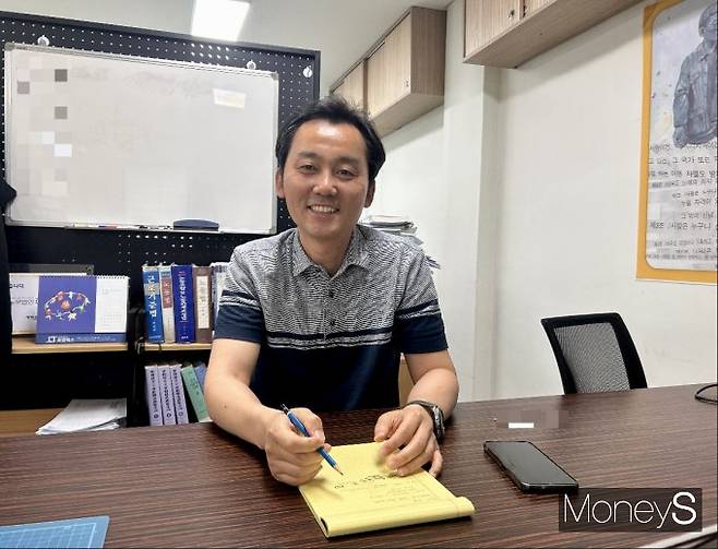 지난 24일 서울 영등포에 위치한 한국비정규노동센터를 찾아 김성호 노무사를 만났다. 사진은 김성호 노무사가 인터뷰를 진행하는 모습. /사진=김성아 기자