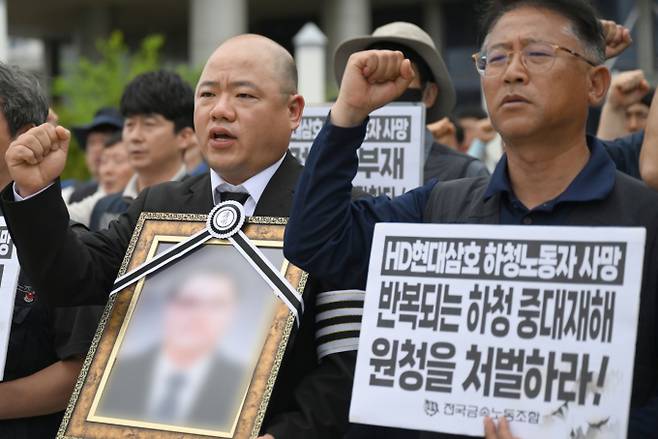 김 노무사는 이처럼 사업주들이 안전한 일터를 제공하지 않거나 제때 임금을 지급하지 않는 근본적인 이유는 '처벌의 미약함'과 '교섭'의 어려움 때문이라고 말했다. 사진은 전국금속노동조합 광주전남지부가 지난 22일 오전 광주 광산구 광주고용노동청 앞에서 '안전조치 부재, HD현대삼호 후진국형 중대재해 규탄' 기자회견을 열고 추락사고로 사망한 노동자의 유족과 함께 HD현대삼호의 안전 관리 체계를 규탄하는 모습. /사진=뉴시스