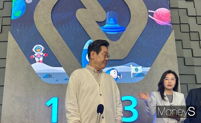 이재명 더불어민주당 대통령 후보는 남북 정상회담에 대해 "당연히 해야 할 일"이라고 강조하며 남북관계 복원을 위한 한국의 주도적 역할을 강조했다. 사진은  이 후보는 26일 아주대학교에서 열린 '아주대와 함께하는 대학생 간담회' 직후 기자들과 만난 모습. /사진=김성아 기자