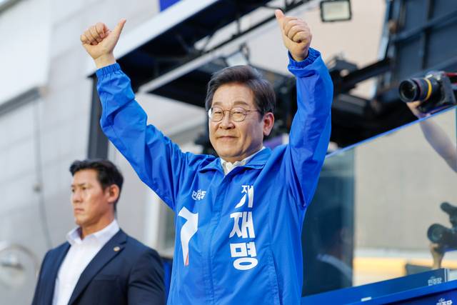 이재명 더불어민주당 대통령 선거 후보가 25일 충남 천안시 동남구 신부문화거리에서 열린 유세에서 시민들에게 인사하고 있다. 연합뉴스