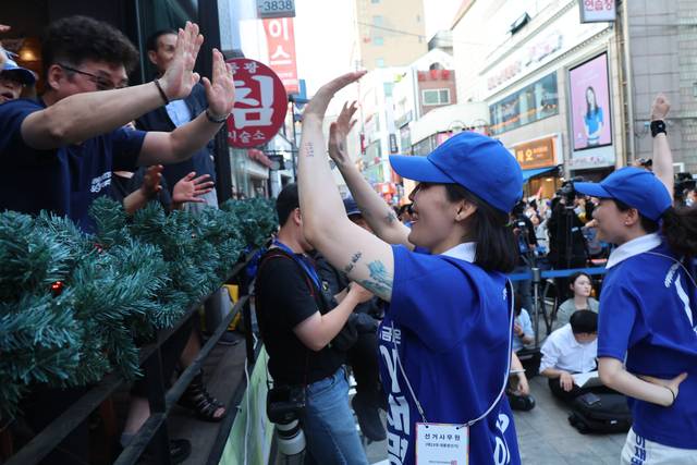 25일 이재명 더불어민주당 대선 후보의 유세가 열린 충남 천안시 동남구 신부문화거리에서 선거운동원들이 열띤 유세활동을 하고 있다. 사건과는 관련 없는 이미지. 연합뉴스