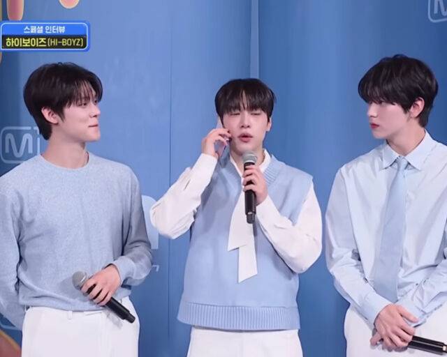 강유석이 '언슬전'에서 연인으로 나왔던 김사비와 통화하는 장면을 연출했다. / Mnet '엠카운트다운' 캡처