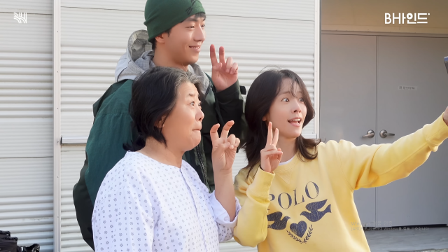 배우 남주혁이 이정은과 한지민과 함께 셀카를 찍고 있다. / 유튜브 채널 'BH엔터테인먼트'