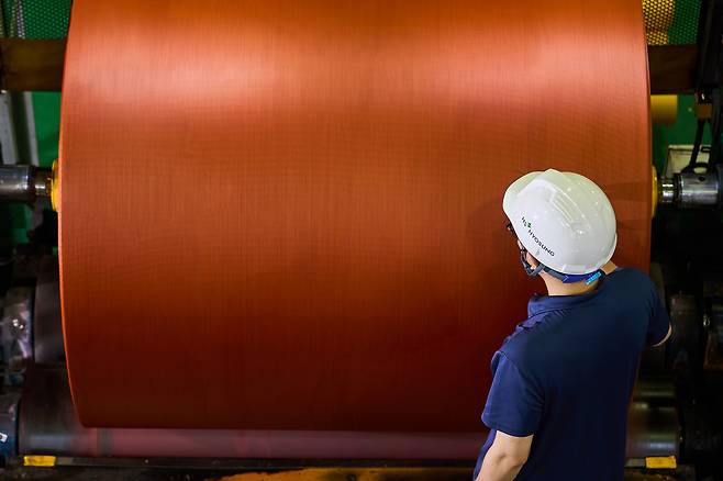 HS효성 베트남 법인에서 직원이 생산된 타이어코드를 살펴보고 있다. [HS효성첨단소재 제공]