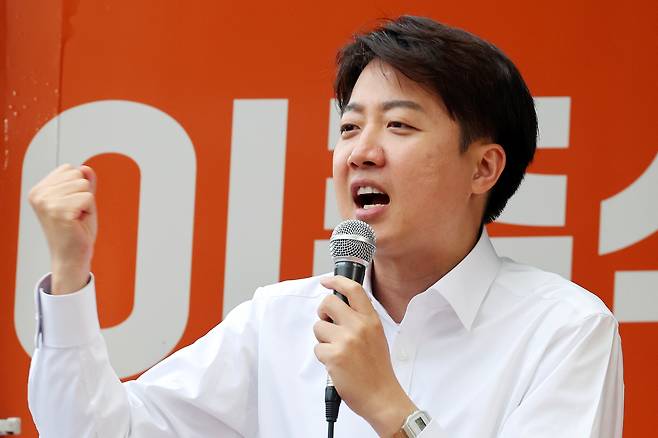 이준석 개혁신당 대선 후보. 사진은 지난 19일 오후 이 후보가 광주 북구 전남대학교 후문 앞에서 열린 유세에서 지지를 호소하는 모습. [연합]