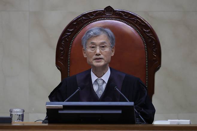 조희대 대법원장이 1일 더불어민주당 이재명 대선 후보의 공직선거법 사건 전원합의체 선고를 위해 서울 서초구 대법원 대법정에서 장내 정돈을 선언하고 있다. [연합]