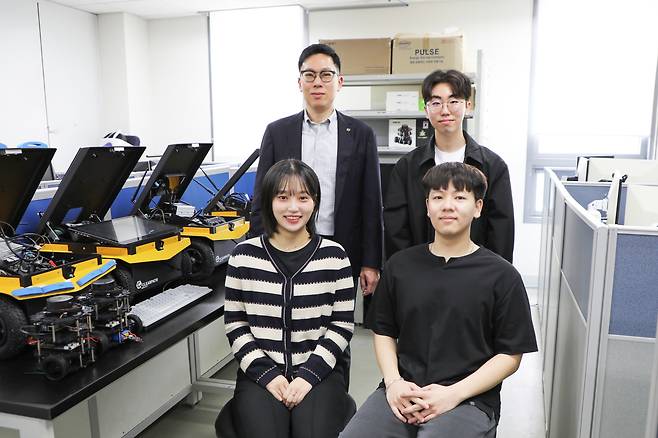 박경준 (왼쪽 윗줄 반시계방향) DGIST 교수, 채지영·이상훈 석박사 통합과정생, 서현교 석사과정생.[DGIST 제공]