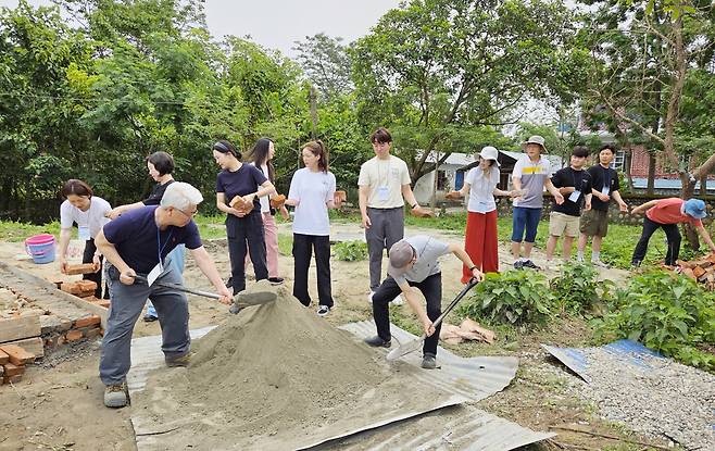 대한항공 임직원과 가족들이 네팔 어린이 보육시설에 대한 보수 공사를 진행하고 있다. [대한항공 제공]