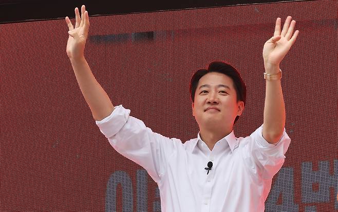 이준석 개혁신당 대선후보가 지난 24일 경기도 수원시 팔달구 수원역 로데오거리에서 시민들에게 인사하고 있다. [연합]