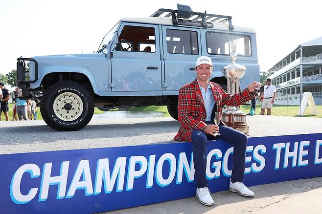 벤 그리핀이 PGA 투어 찰스 슈와브 챌린지에서 우승한 뒤 트로피와 함께 포즈를 취하고 있다. 우승자에게 클래식 카를 부상으로 제공하는 대회 전통에 따라 그리핀은 1992 디펜더 110(뒤)을 받았다.   [AFP]