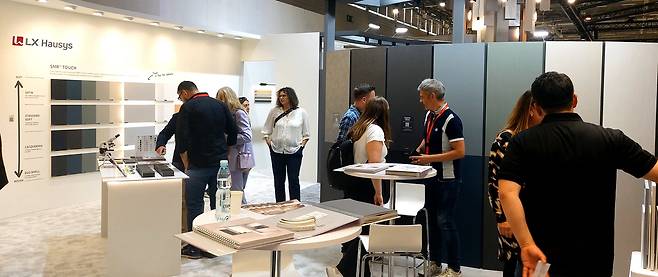 독일 쾰른에서 열린 세계 최대 규모의 가구 기자재 전시회 ‘인터줌 2025’에 참가한 LX하우시스의 전시부스 모습  [LX하우시스 제공]