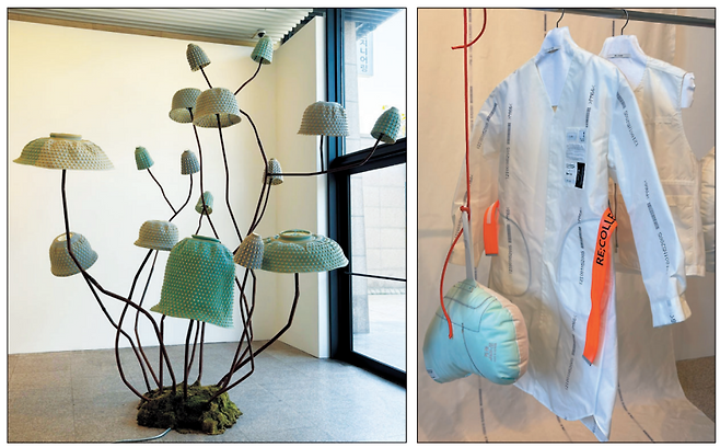 코오롱FnC ‘래코드’가 서울 서초구 스페이스 이수에서 진행 중인 ‘리콜렉티브: 머터리얼스’에 전시된 설치 작품 ‘소일 투 소울(SOIL TO SOUL·왼쪽)’과 버려지는 차량용 에어백 원단을 활용해 제작한 의류와 쿠션  강승연 기자