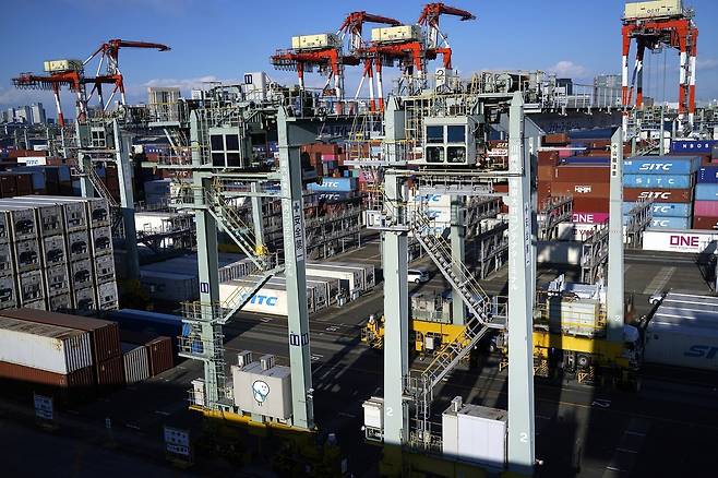 지난 2월 19일 일본 도쿄에 적재된 컨테이너들. [AP]