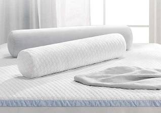 에이스침대의 여름철 냉감제품인 ‘마이크로케어 쿨링패드’(위)와 ‘쿨링 바디필로우’. [회사 제공]