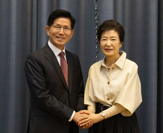국민의힘 김문수 대선 후보가 24일 대구 달성군 박근혜 전 대통령 사저에서 박 전 대통령을 만나고 있다. 2025.5.24 [국민의힘 제공. 재판매 및 DB금지]