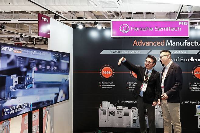 김동선(오른쪽) 한화세미텍 미래비전총괄 부사장이 올 2월 ‘세미콘코리아 2025’ 현장을 찾아 부스를 돌며 기술현황에 대한 설명을 듣고 있는 모습. [한화세미텍 제공]