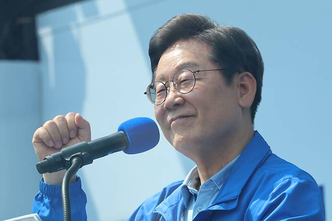 이재명 더불어민주당 대선 후보가 26일 용인시 수지구 단국대 죽전캠퍼스 앞에서 열린 유세에서 지지를 호소하고 있다. [연합]