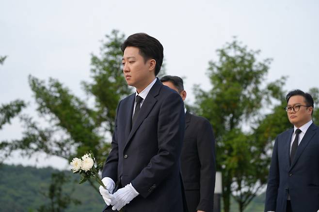 이준석 개혁신당 대선후보가 지난 23일 경남 김해시 진영읍 봉하마을을 방문해 노무현 전 대통령 묘역을 참배하고 있다. [개혁신당 제공]