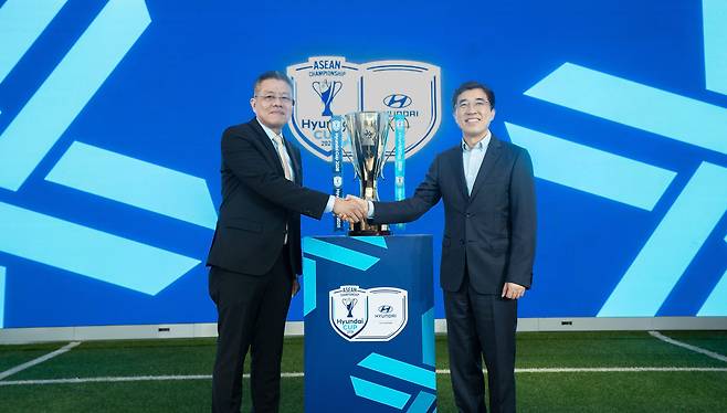 현대컵의 공식 출범을 알리며 키에프 사메스(왼쪽부터) 동남아시아축구연맹 회장과 김성남 현대자동차 아태권역본부장이 악수를 하고 있다. [현대차 제공]