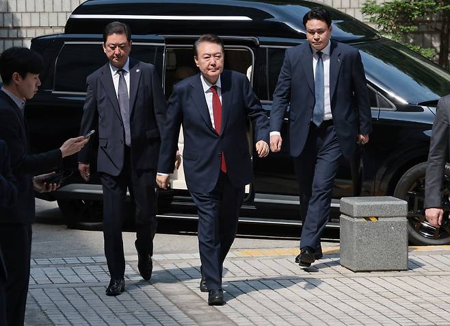 윤석열 전 대통령이 26일 서울 서초구 서울중앙지방법원에서 열린 내란 우두머리 혐의ㆍ직권남용 권리행사 방해 혐의 사건 5차 공판에 출석하고 있다. [연합]