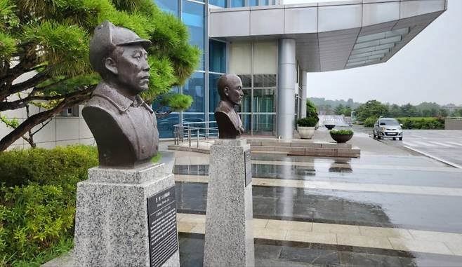 국방부 청사 앞 홍범도 장군 흉상이 비를 맞고 있다. [헤럴드DB]