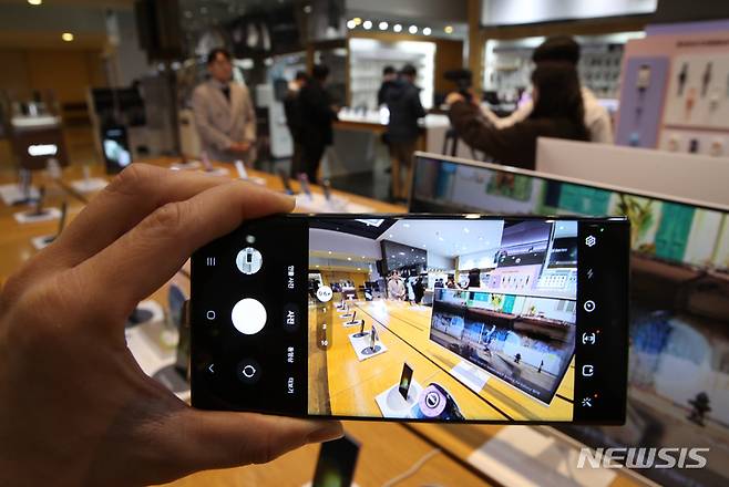 [서울=뉴시스] 고승민 기자 = 삼성전자가 미국에서 갤럭시 언팩 2023 행사를 열고 갤럭시 S23 시리즈를 공개한 2일 오전 서울 삼성전자 서초사옥 딜라이트샵에서 갤럭시 S23 시리즈가 공개되고 있다. 2023.02.02. kkssmm99@newsis.com