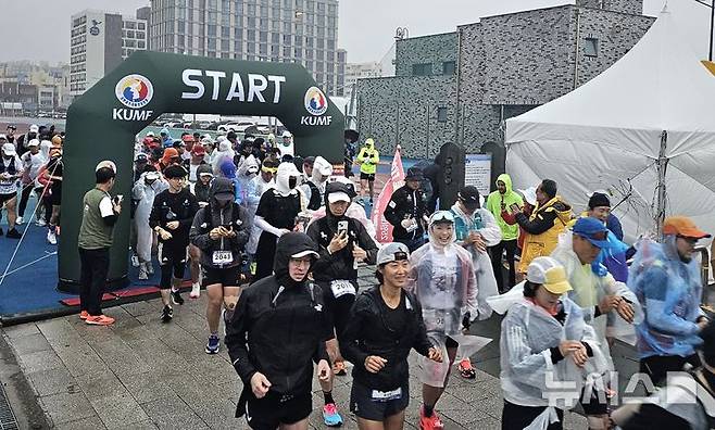 [제주=뉴시스] 임재영 기자 = 제주국제울트라마라톤대회 참가 선수들이 24일 오전 6시 제주시 탑동광장을 출발하고 있다. 이들은 50㎞, 100㎞, 200㎞ 등 3개 종목에서 자신의 한계에 도전하는 경기를 펼친다. 2025.05.26. ijy788@newsis.com