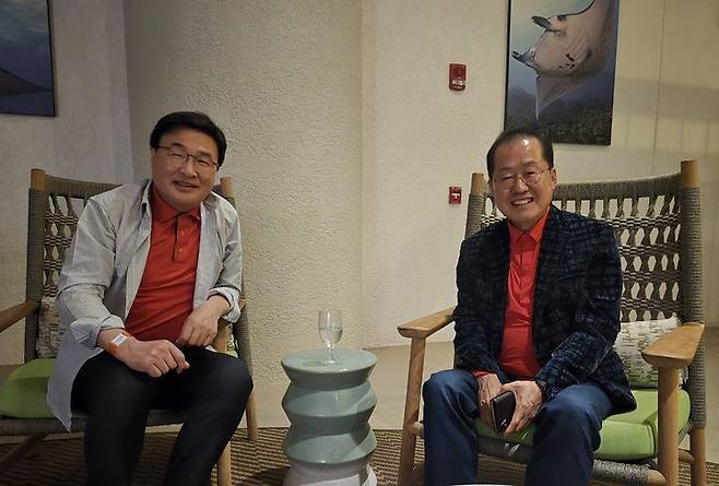 [서울=뉴시스] 권창회 기자 = 지난 19일 홍준표 전 대구시장의 선거대책위원회 합류를 설득하기 위해 미국 하와이로 떠난 국민의힘 특사단의 김대식 의원이 빅아일랜드 모처에서 홍 전 시장과 회동하고 있다. (사진=김대식 의원실 제공) 2025.05.20. photo@newsis.com *재판매 및 DB 금지