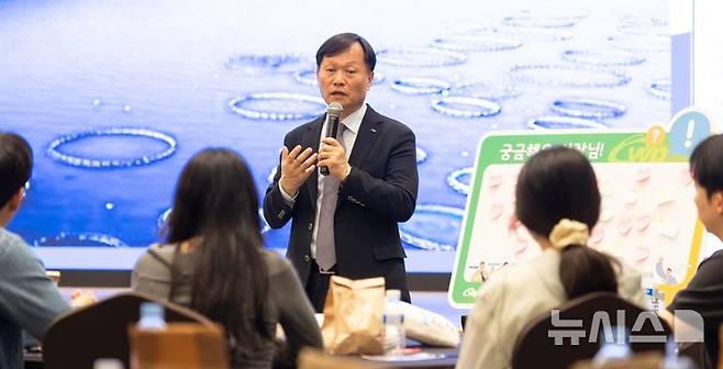 [세종=뉴시스]한국서부발전는 지난 21일부터 22일까지 충남 부여에서 'Re:One(다시 하나) 워크숍'을 열고 입사 1년을 맞은 직원 53명을 격려하고 직원간 유대감을 강화하기 위한 화합의 자리를 가졌다.(사진=서부발전 제공)