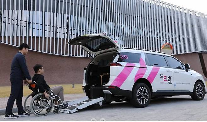 [부산=뉴시스] 부산시의 교통약자콜택시 '두리발'(사진=부산시 제공) photo@newsis.com *재판매 및 DB 금지