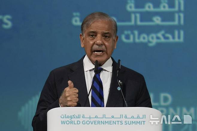 [두바이=AP/뉴시스]셰바즈 샤리프 파키스탄 총리가 지난 2월 11일(현지 시간) 아랍에미리트(UAE) 두바이에서 열린 세계정부정상회의에서 연설하고 있다. 그는 5월 25일 이스탄불을 방문해 에르도안 튀르키예 대통령과 양국 협력을 강화하는 회담을 했다. 2025.05.26.