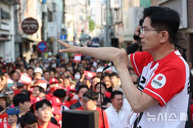 [서산=뉴시스] 권창회 기자 = 김문수 국민의힘 대선 후보가 25일 충남 서산시 중앙통 로데오거리에서 열린 집중유세에서 지지호소를 하고 있다. (공동취재) 2025.05.25. photo@newsis.com