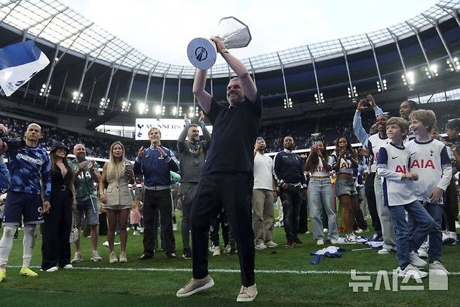 [런던=AP/뉴시스] 잉글랜드 프로축구 프리미어리그(EPL) 토트넘 홋스퍼의 포스테코글루 감독. 2025. 5. 25.