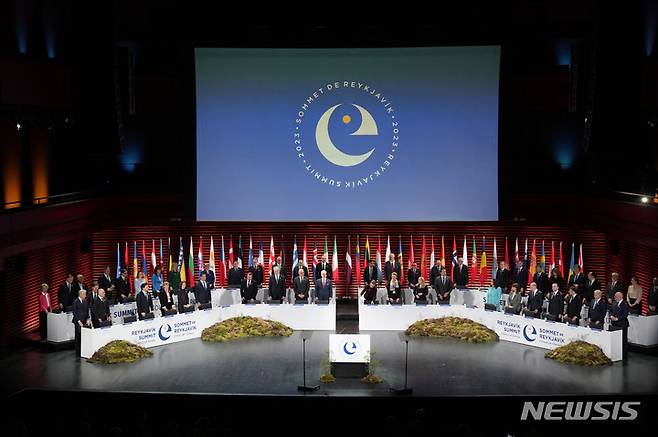 [레이캬비크=AP/뉴시스] 알랭 베르세 유럽평의회 사무총장은 24일(현지 시간) "정치적 이득을 위해 법원을 무기화해서는 안 된다"며 주요 회원국의 반(反)이민 권한 강화 주장에 우려를 표했다. 사진은 2023년 5월16일 아이슬란드 수도 레이캬비크에서 열린 유럽평의회 정상회의 개막식. 2023.05.18.