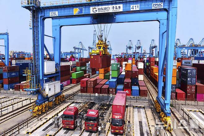 [칭다오=AP/뉴시스] 중국 산둥성 칭다오항 컨테이너 부두에서  선적작업을 하고 있다. 자료사진. 2025.05.26