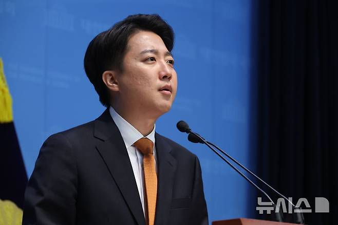 [서울=뉴시스] 조성봉 기자 = 이준석 개혁신당 대선 후보가 22일 서울 여의도 국회 소통관에서 긴급 기자회견을 열고 범보수 진영의 단일화 논의에 응하지 않겠다는 입장을 밝히고 있다. 2025.05.22. suncho21@newsis.com